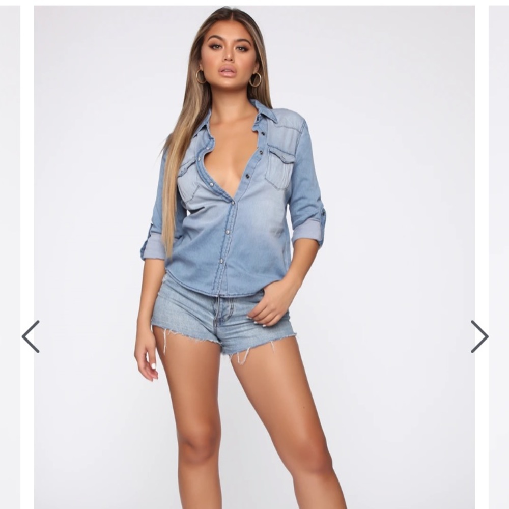 FashionNova size L Light wash button up denim top
